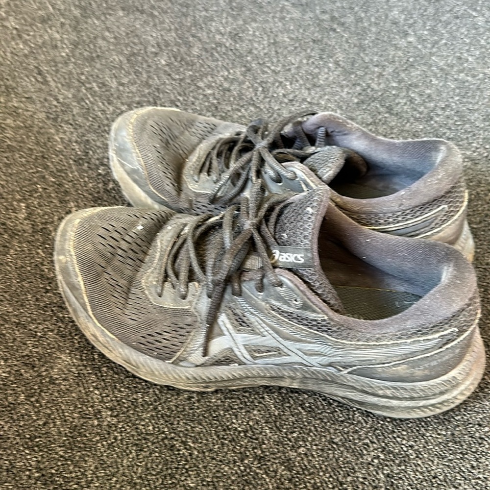 Athletic shoes